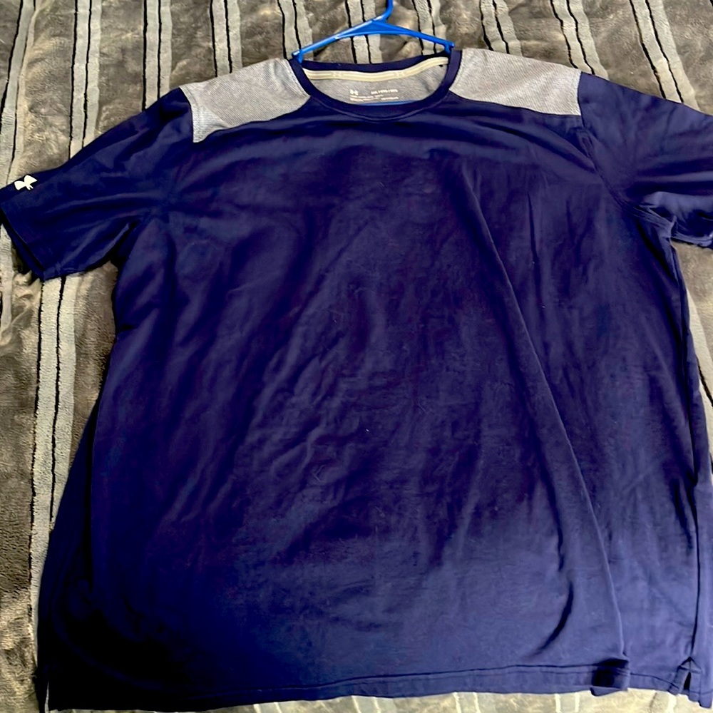 Mens Navy Blue with grey Heatgear Under Armour T-shirt! Size XXL, great cond